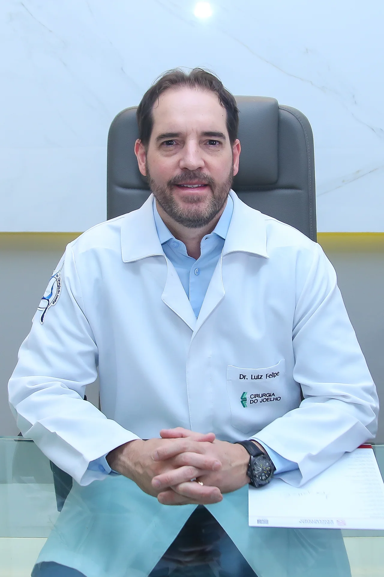 Dr. Luiz Felipe Alvarenga Salles de Almeida Brito em seu consultório